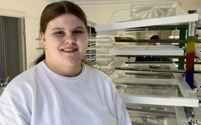 Nadia er hver torsdag fritaget fra skole for at prøve malerfaget af hos os